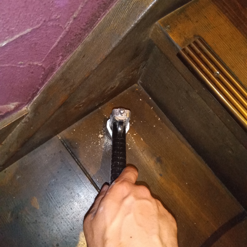 室内の階段にシロアリ駆除剤を注入