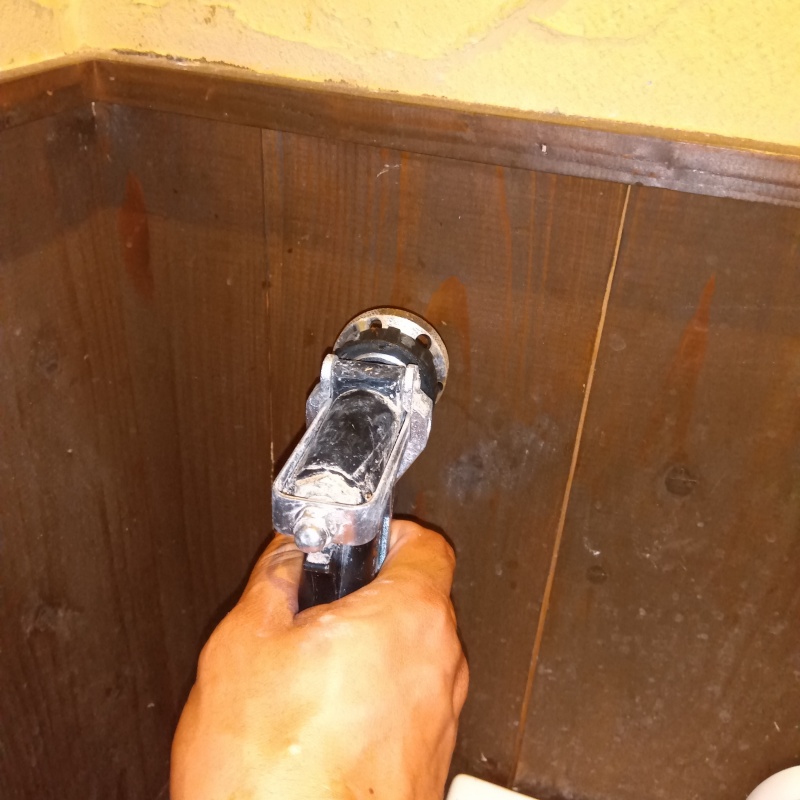 室内の壁にシロアリ駆除剤を注入