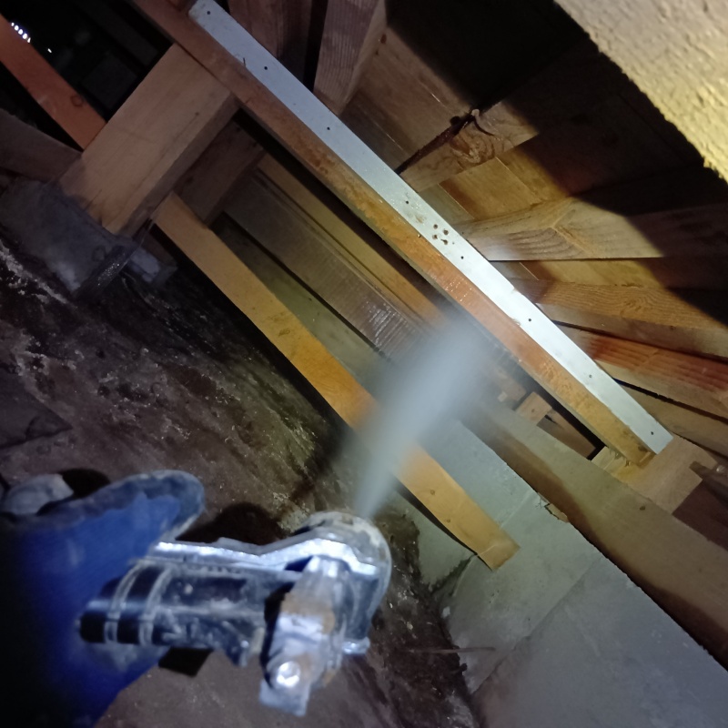 床下の木部にシロアリ駆除剤を散布