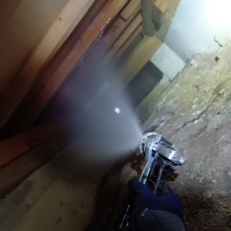 床下の木部にシロアリ駆除剤を散布