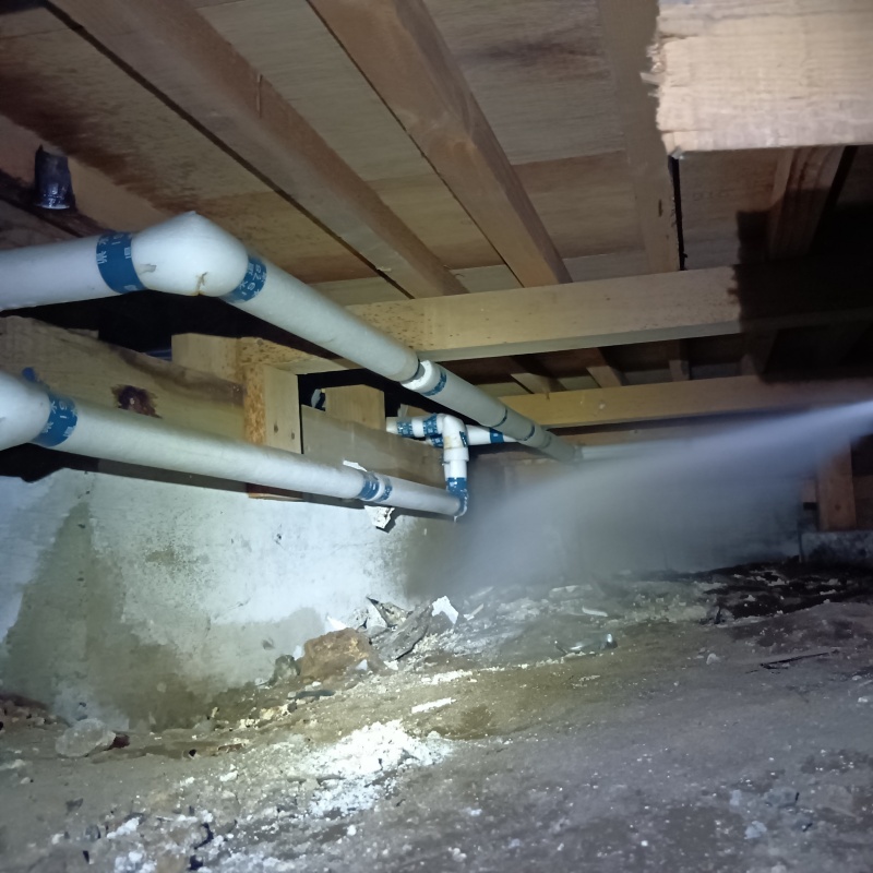 床下の基礎にシロアリ駆除剤を散布