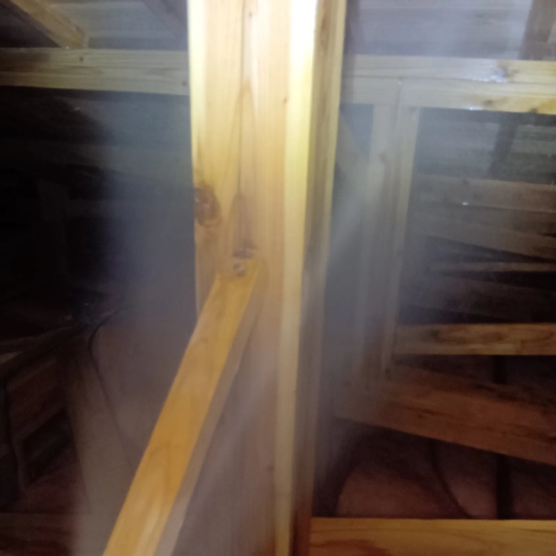 床下の木部にシロアリ駆除剤を散布