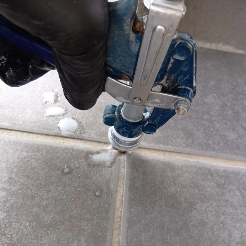 玄関の床タイルにシロアリ駆除剤を注入