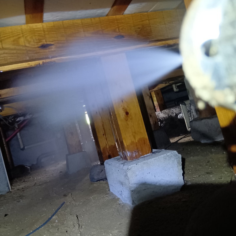 床下の木部にシロアリ駆除剤を散布