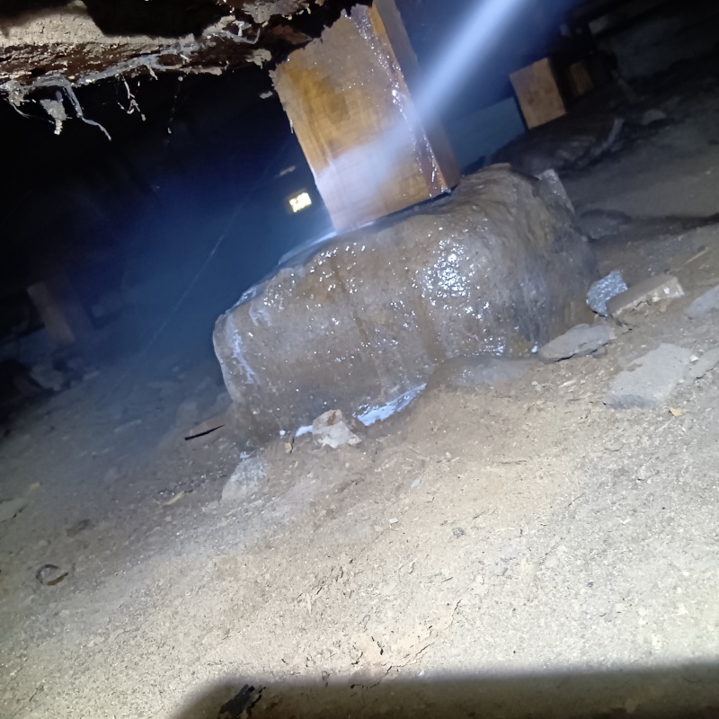 床下の束石にシロアリ駆除剤を散布