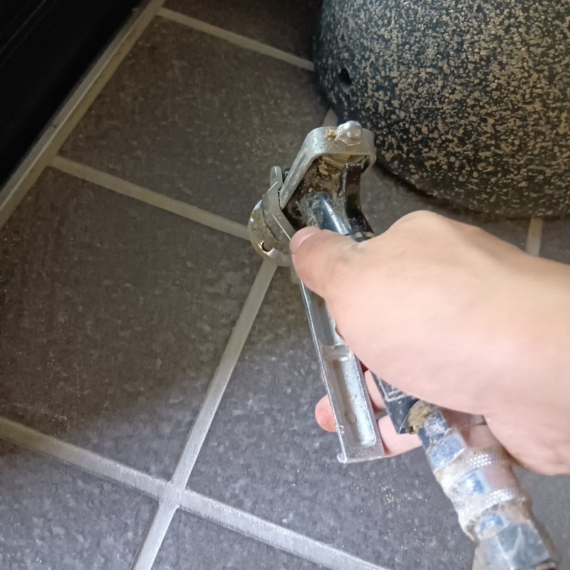 玄関の床タイルにシロアリ駆除剤を注入