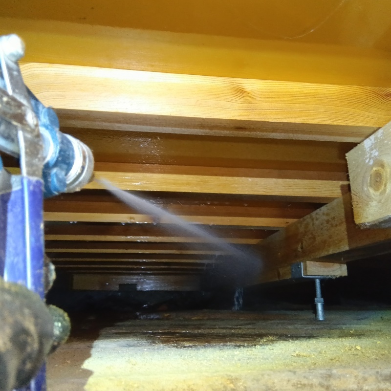 床下の木部にシロアリ駆除剤を散布