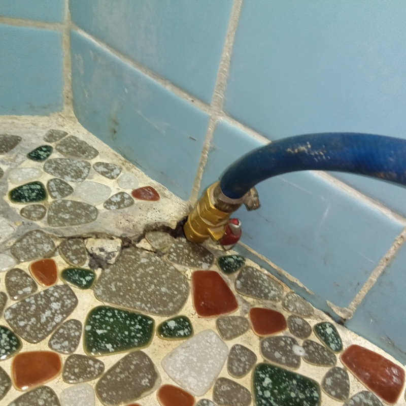 浴室の床タイルにシロアリ駆除剤を注入