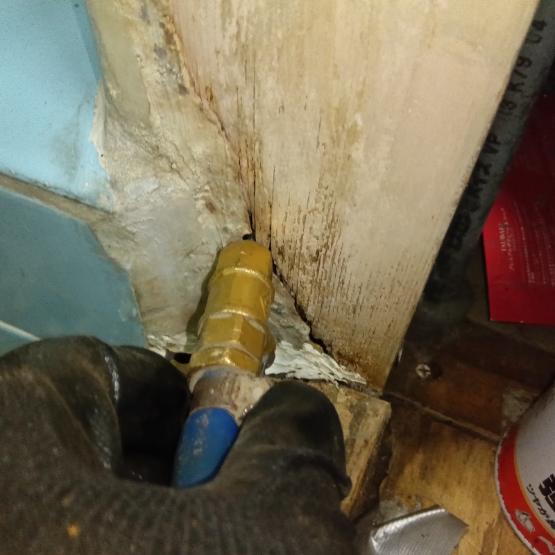 浴室の柱にシロアリ駆除剤を注入