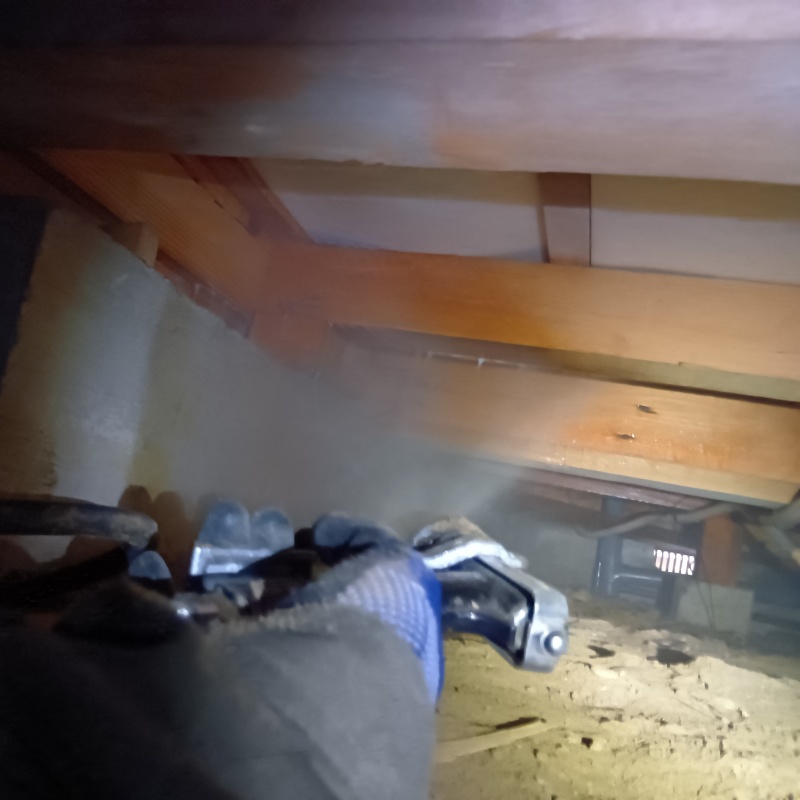 床下の木部に防蟻剤を散布