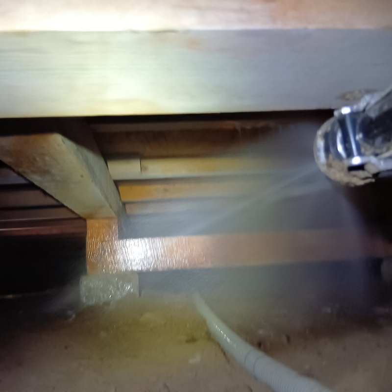 床下の木部に防蟻剤を散布