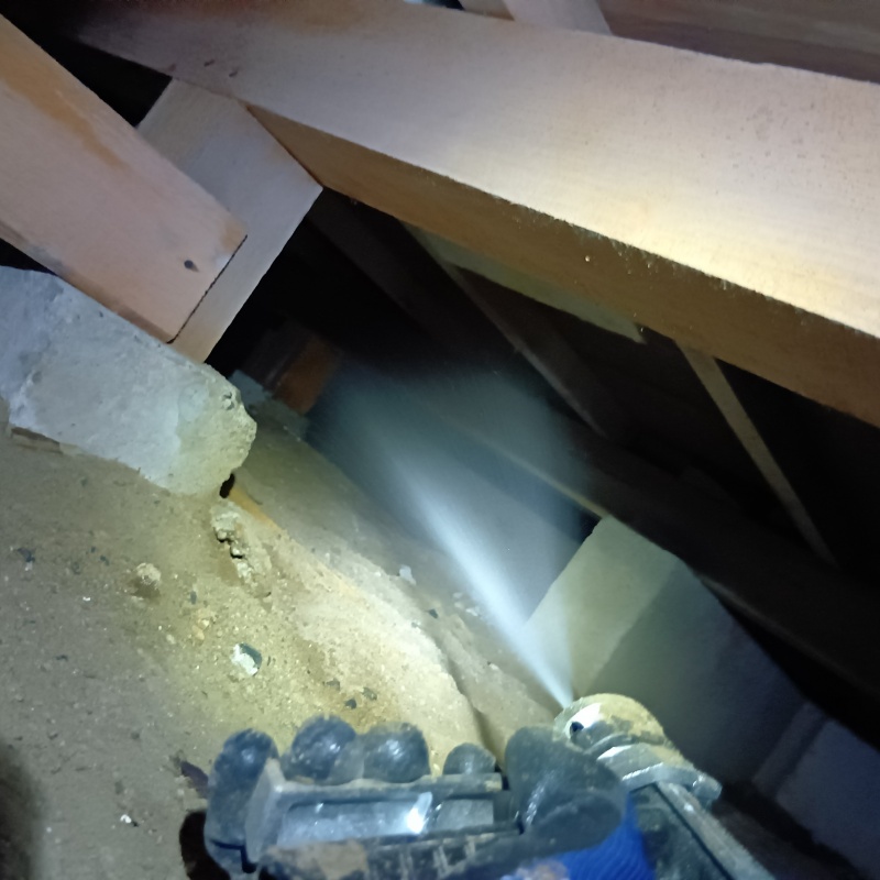 床下の基礎・土壌に防蟻剤を散布