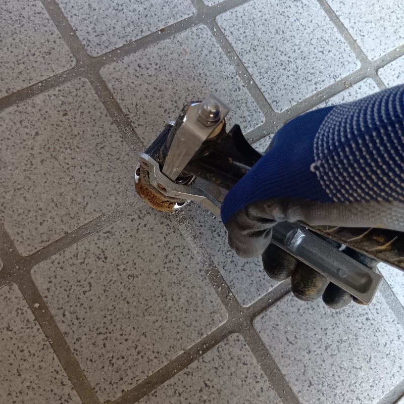 玄関の床タイルに防蟻剤を注入