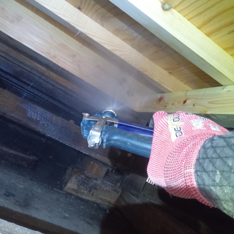 床下の木部にシロアリ駆除剤を散布