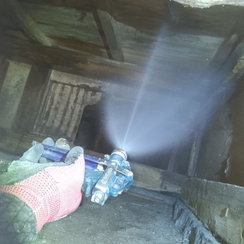 床下の木部にシロアリ駆除剤を散布