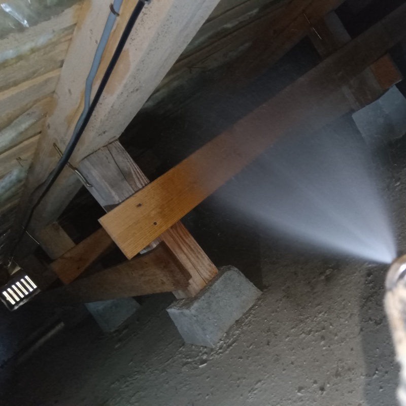 床下の木部にシロアリ駆除剤を散布