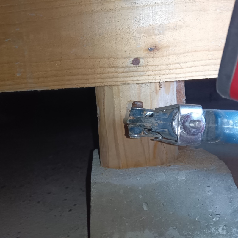 床下の木部にシロアリ駆除剤を注入