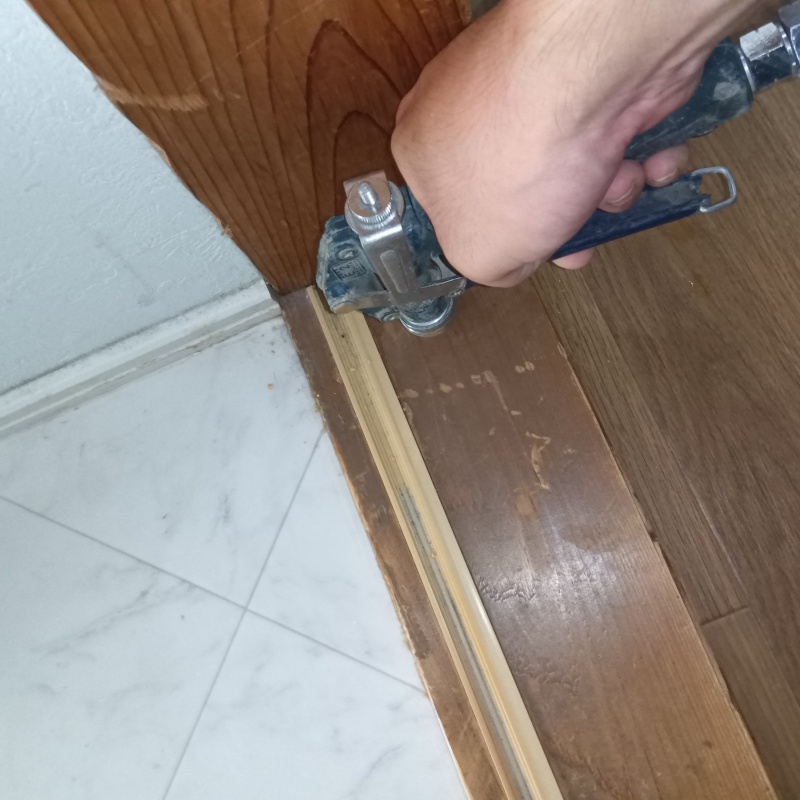 室内の床にシロアリ駆除剤を注入