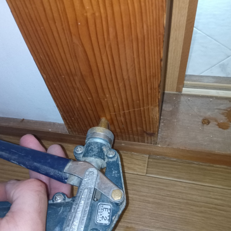 室内の柱にシロアリ駆除剤を注入