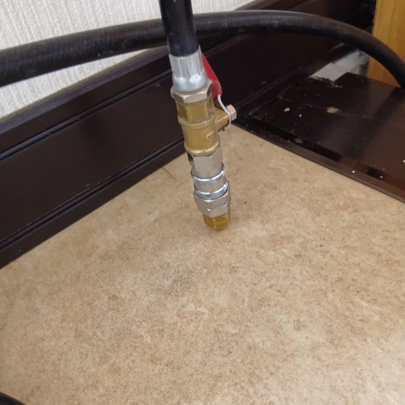 室内の床にシロアリ駆除剤を注入