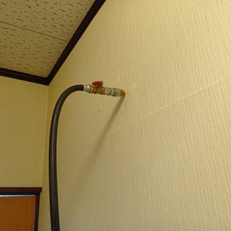 室内の壁にシロアリ駆除剤を注入