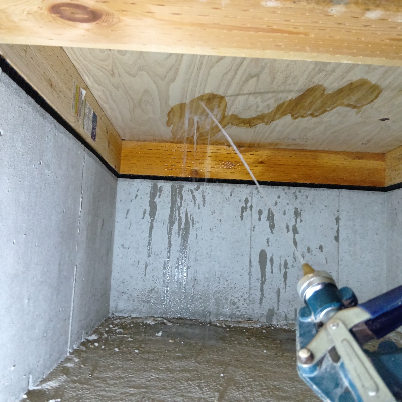 床下の天井木部に防蟻剤を散布