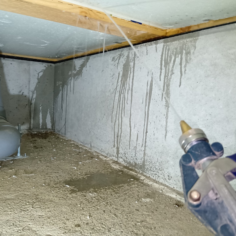 床下の天井木部に防蟻剤を散布