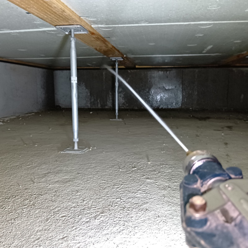 床下の基礎に防蟻剤を散布