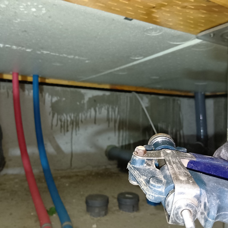 床下の基礎に防蟻剤を散布