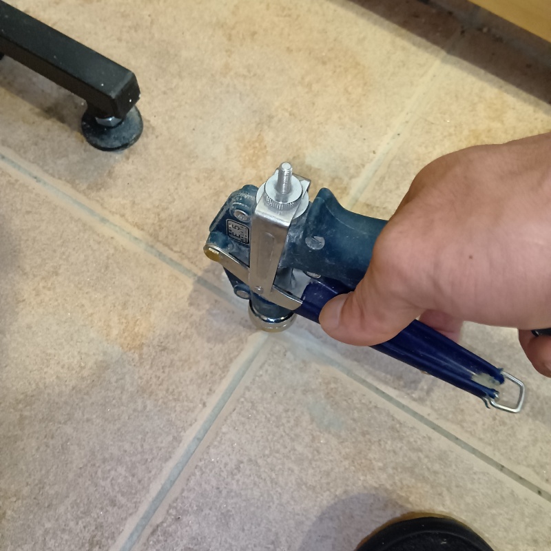 玄関の床タイルに防蟻剤を注入