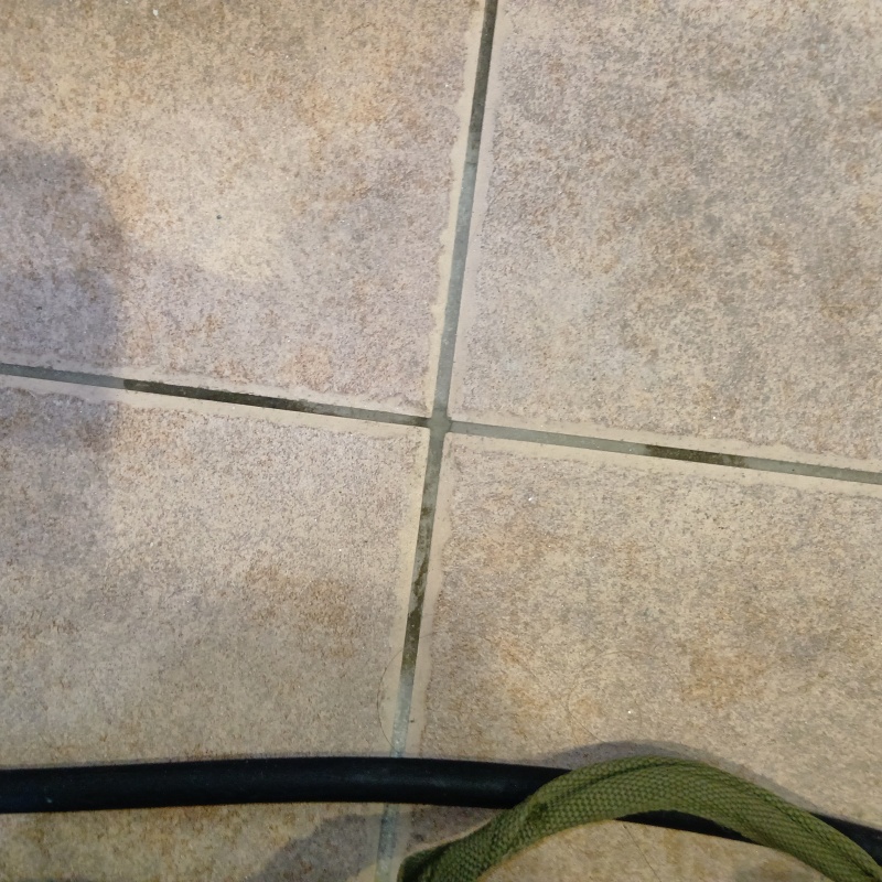 開いた穴にパテで補修