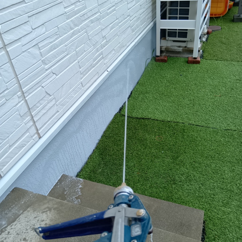 基礎にシロアリ駆除剤を散布