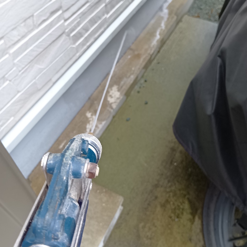 外壁の基礎の防蟻剤を散布