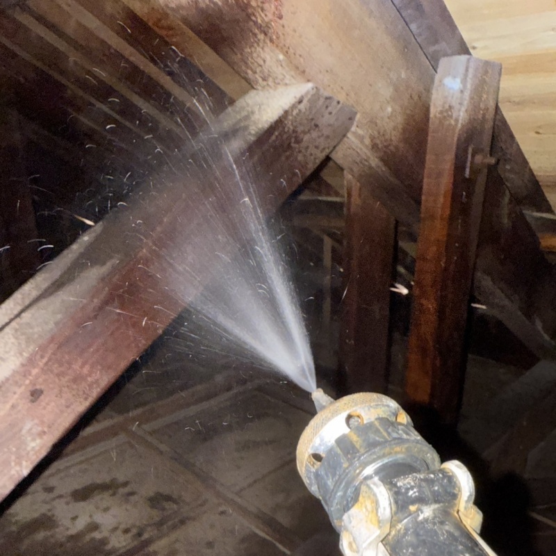 床下の木部にシロアリ駆除剤を散布