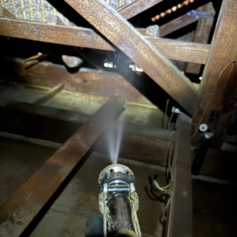 床下の木部にシロアリ駆除剤を散布