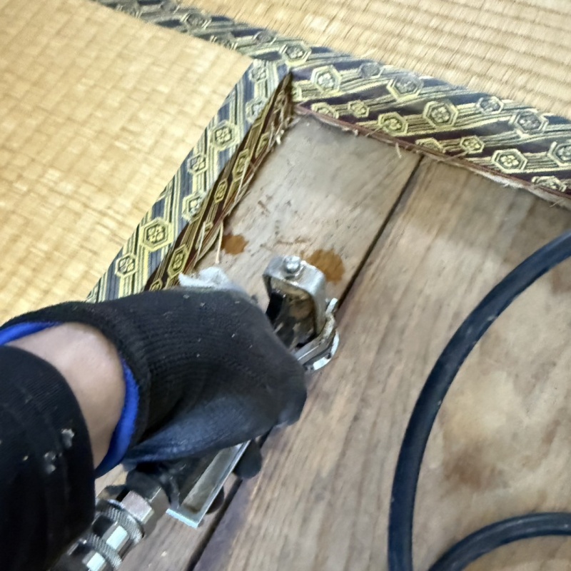 畳の下の床にシロアリ駆除剤を注入