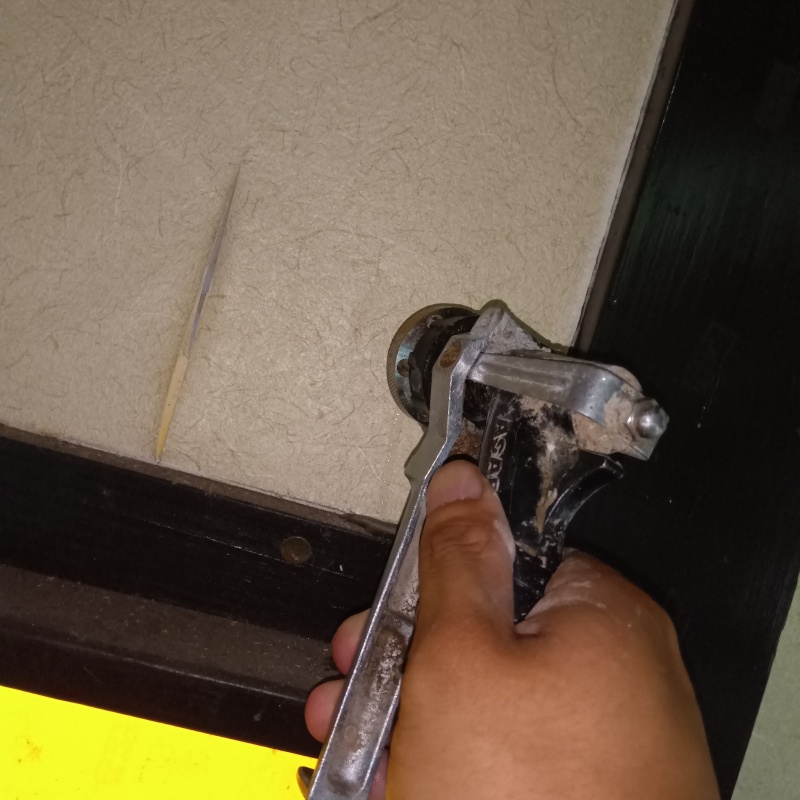 室内の壁にシロアリ駆除剤を注入