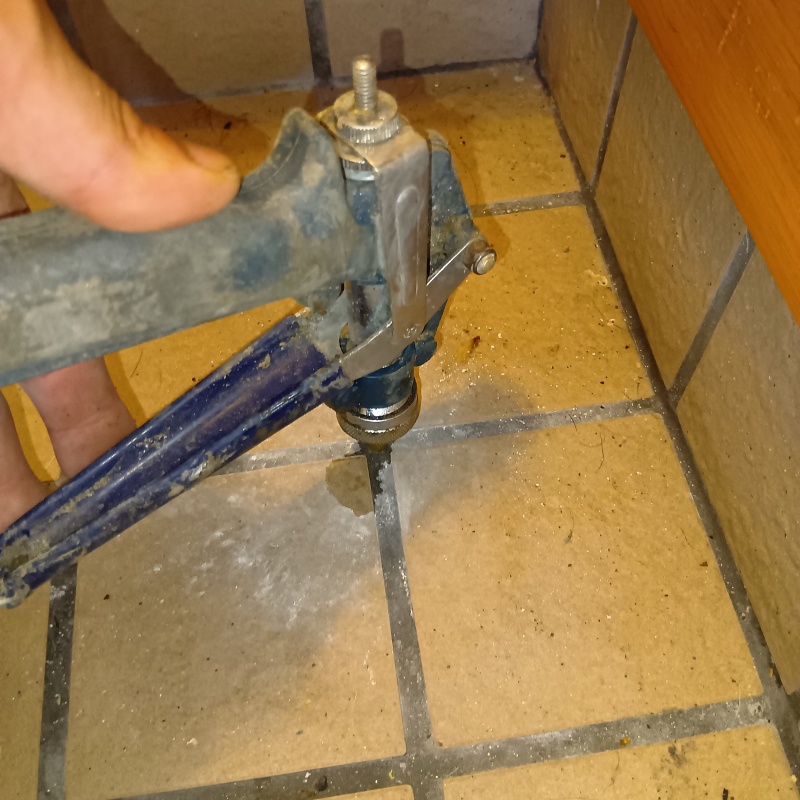 玄関の床タイルにシロアリ駆除剤を注入