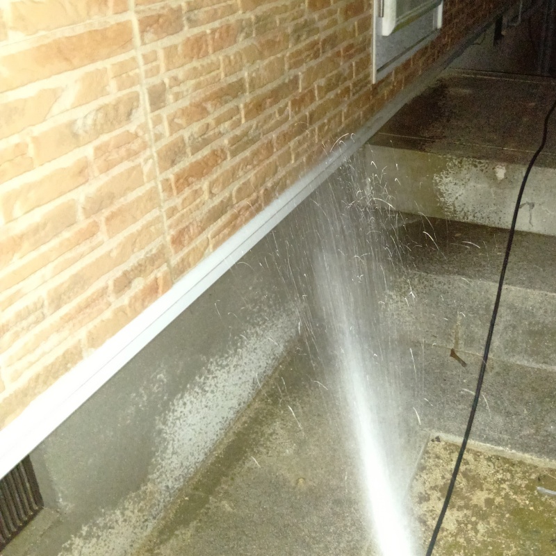 基礎にシロアリ駆除剤を散布