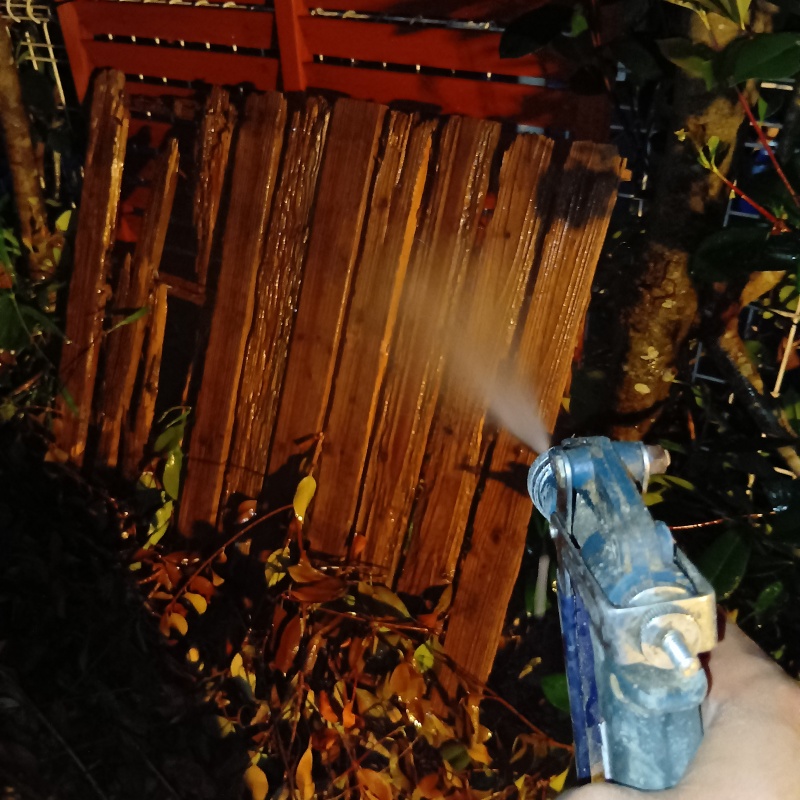 木塀にシロアリ駆除剤を散布