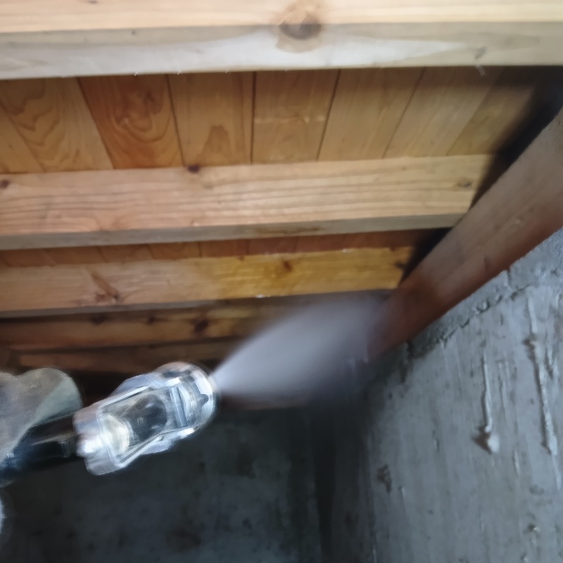 床下の木部にシロアリ駆除剤を散布