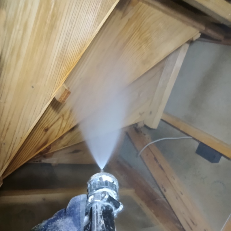 天井裏の木部にシロアリ駆除剤を散布
