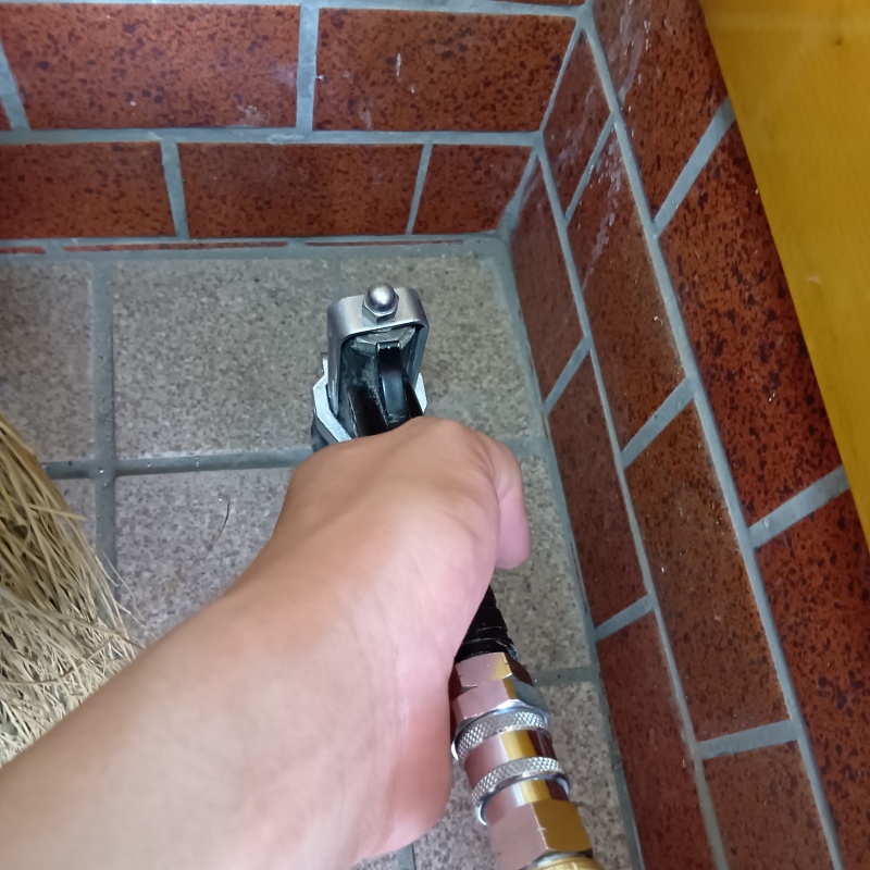 玄関の床にシロアリ駆除剤を注入