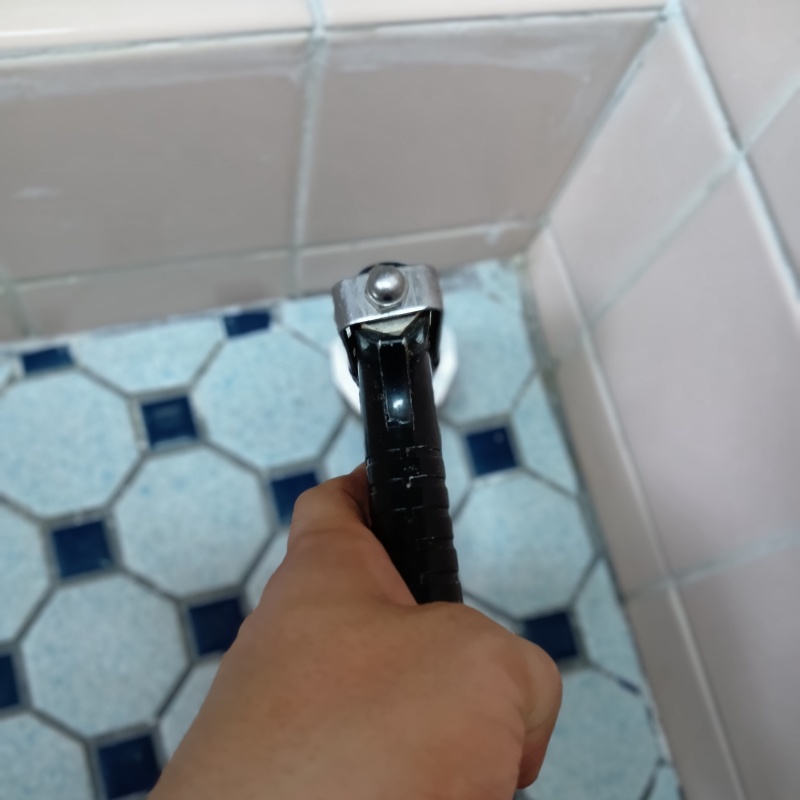 床にシロアリ駆除剤を注入