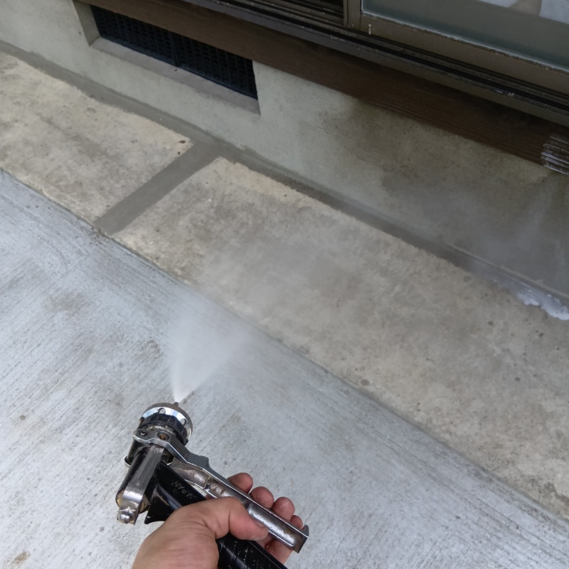 基礎にシロアリ駆除剤を散布