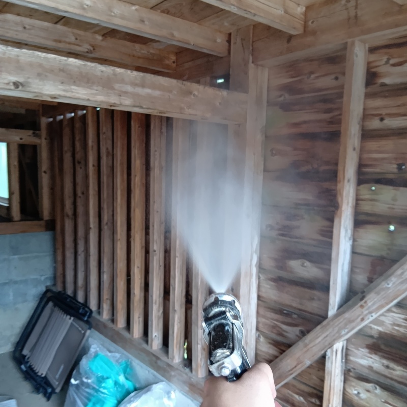 木造ガレージにシロアリ駆除剤を散布