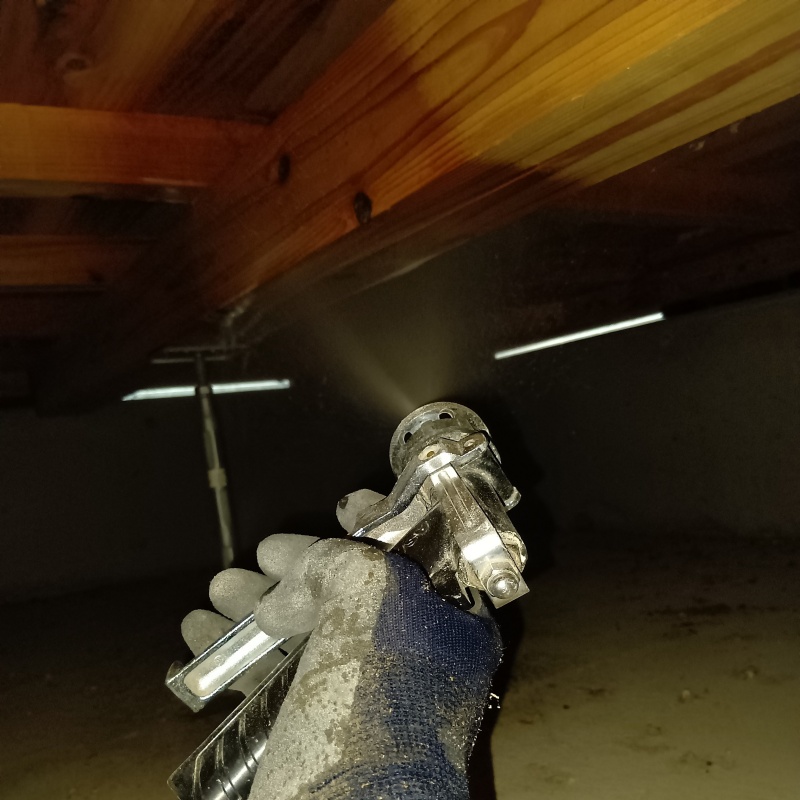 床下の木部にシロアリ駆除剤を散布