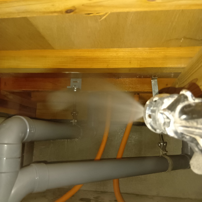 床下の木部にシロアリ駆除剤を散布