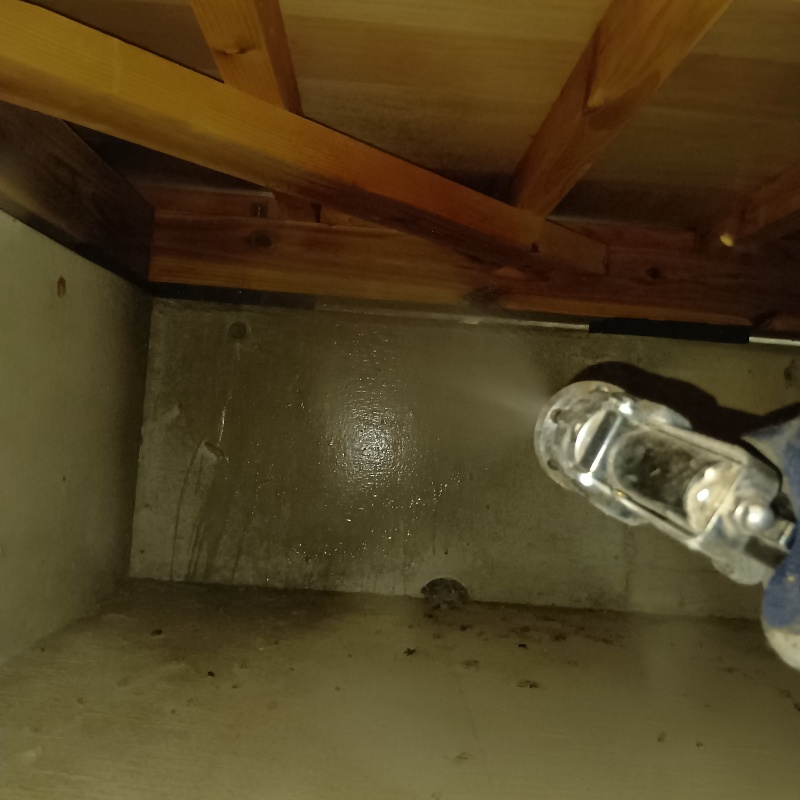 床下の基礎にシロアリ駆除剤を散布