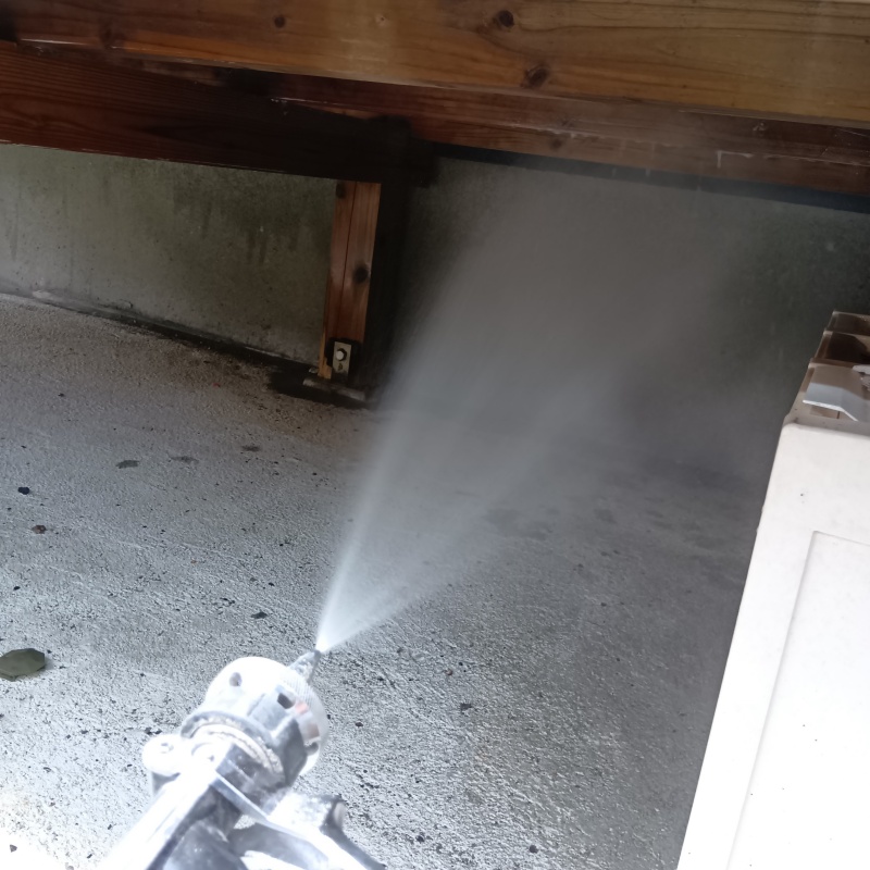 床下の基礎にシロアリ駆除剤を散布